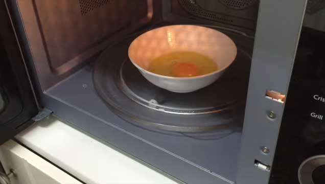 como hacer huevos fritos sin aceite