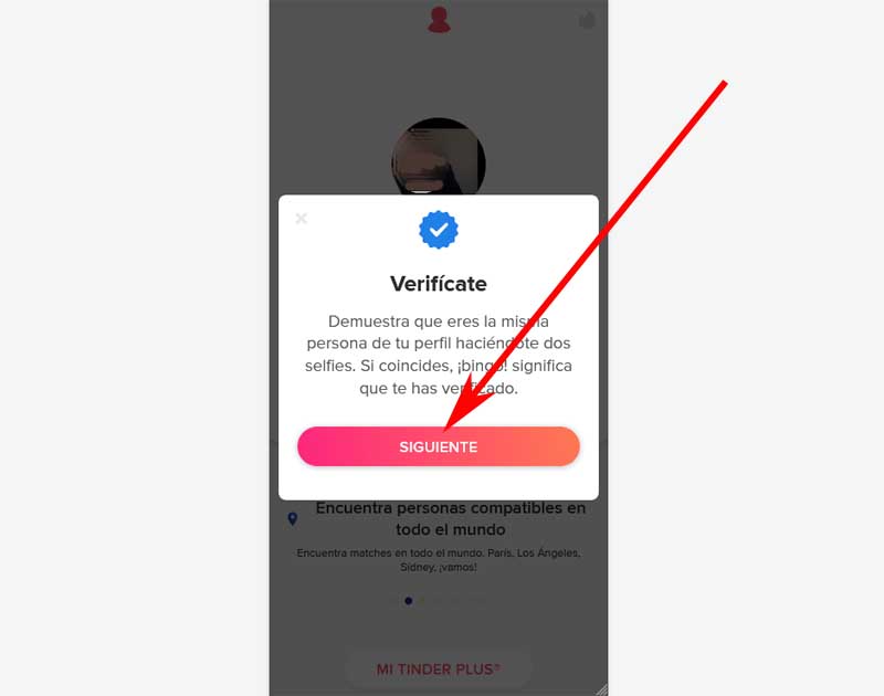que quiere decir el tilde azul en tinder